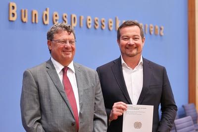 Berlin, Deutschland, 09.07.2025: Bundespressekonferenz: Bericht des Polizeibeauftragten des Bundes beim Deutschen Bundes-stock-foto