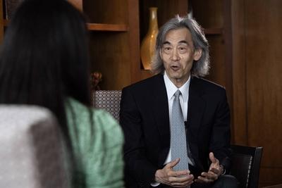 BEIJING, CHINA - JULY 10: Renowned conductor Kent Nagano speaks to the media on July 10, 2025 in Beijing, China. Under t-stock-foto