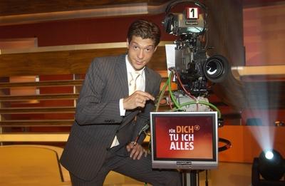 Bildnummer: 59426587  Datum: 12.08.2004  Copyright: imago/Horst GaluschkaSebastian DEYLE moderiert ab 30.08.2004 immer wieder montags in der ARD die neue Show F?r Dich tu ich alles Entertainment People xsp x0x 2004 quer Schauspieler ARD F?r Dich tu ich alles Moderator Sebastian DEYLE einzeln einzel Logo Schriftzug  59426587 Date 12 08 2004 Copyright Imago Horst  Sebastian Deyle moderated from 30 08 2004 Always again Mondays in the ARD the New Show for Register TU I everything Entertainment Celebrities xsp x0x 2004 horizontal Actor ARD for Register TU I everything presenter Sebastian Deyle single Singles emblem emblem-stock-foto