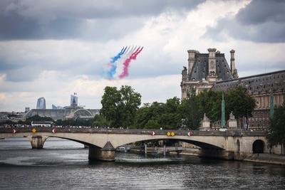 Defile aerien du 14 juillet vu de la seine-stock-foto