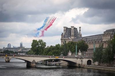 Defile aerien du 14 juillet vu de la seine-stock-foto