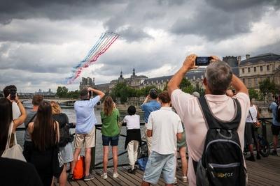 Defile aerien du 14 juillet vu de la seine-stock-foto