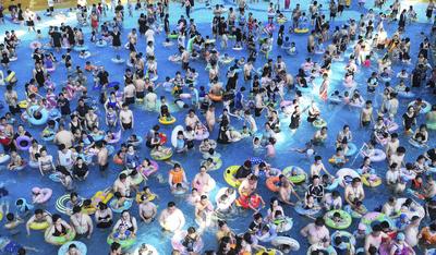Tourists Enjoy Coolness in Water Park-stock-foto
