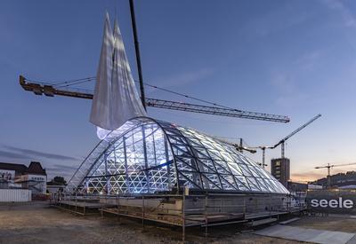 Erstes Eingangsportal am neuen Hauptbahnhof Stuttgart fertig. Zum ersten Mal zeigt sich eine von vier sogenannte Gitters-stock-foto