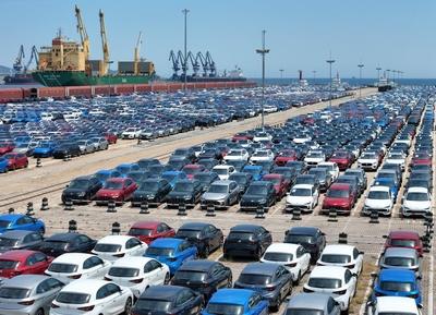 2025 H1 China Export Scale Exceeds 13 Trillion Yuan-stock-foto