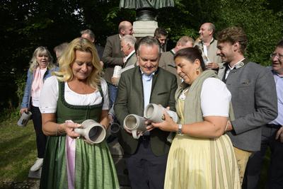 v.l. Silja Steinberg (Hofbr?uhaus Festzelt), Christian Scharpf (Referent f?r Arbeit und Wirtschaft bei der Stadt M?nchen-stock-foto