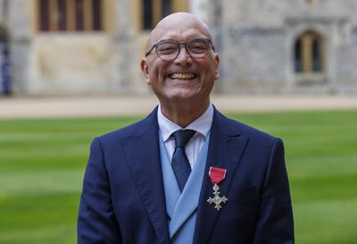. 28/02/2023. Windsor, United Kingdom. Gregg Wallace wearing his MBE medal at Windsor Castle. Gregg Wallace, writer and-stock-foto