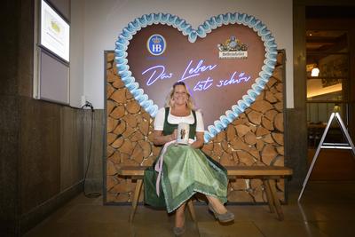 Silja Steinberg (Wiesn-Wirtin H?fbr?uhaus Festzelt und Wirtin Hofbr?ukelller) bei der Pr?sentation des neuen Wiesn Wirte-stock-foto