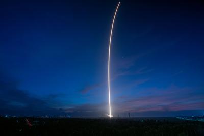 WENCHANG, CHINA - JULY 15: (EDITOR S NOTE: This image was captured using a long exposure) The Long March-7 Y10 carrier r-stock-foto