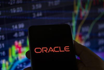 ORACLE logo displayed on smartphone screen. ORACLE is a multinational computer technology corporation-Dhaka,Bangladesh 2-stock-foto