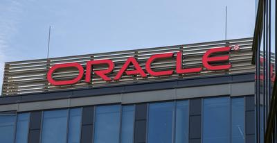 Bratislava, Slowakei - 10. Mai 2025: Oracle-Logo auf dem Dach des Geb?udes. Die Oracle Corporation ist ein amerikanisches multinationales Unternehmen f?r Computertechnologie.-stock-foto