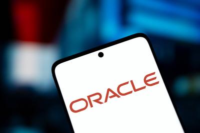 Dhaka, Bangladesch - 17. Dezember 2024: Das Oracle-Logo wird auf einem Smartphone abgespielt. Die Oracle Corporation ist ein amerikanisches multinationales Computertechnologieunternehmen.-stock-foto