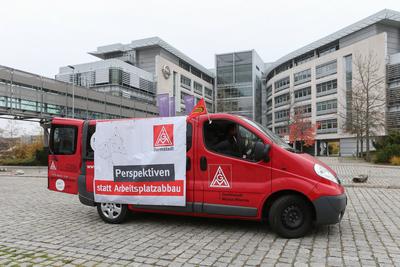 Ruesselsheim GER,Wirtschaft,OPEL, Haende weg vom K?ndigungsschutz, Corona Krise, Fussball,Autokorso von Opel-Besch?ftig-stock-foto