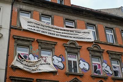 Leipzig - "Free Maja"-Protest im Leipziger Osten: Antifa-Aktivisten besetzen Haus - Polizei vor Ort-stock-foto