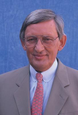 Der Moderator und Journalist Claus Hinrich Casdorff posiert am 22.05.1990 vor neutralem Hintergrund *** The moderator an-stock-photo