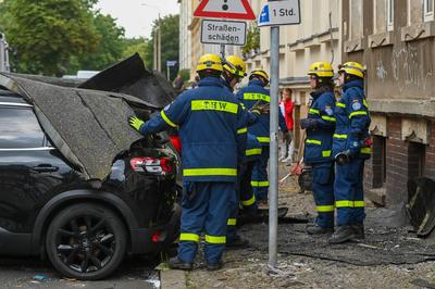 Leipzig - Unwetter sorgt f?r Sch?den: Gro?e Dachteile krachen auf mehrere Autos; Mann bel?stigt Einsatzkr?fte-stock-foto