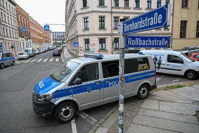 Leipzig - "Free Maja"-Protest im Leipziger Osten: Antifa-Aktivisten besetzen Haus - Polizei vor Ort-stock-foto