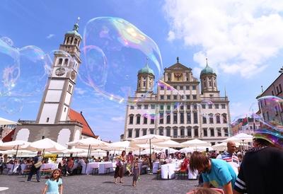 Friedenstafel Rathausplatz Augsburg Kinder spielen mit Seifenblasen eines street K?nstlers Augsbu-stock-foto