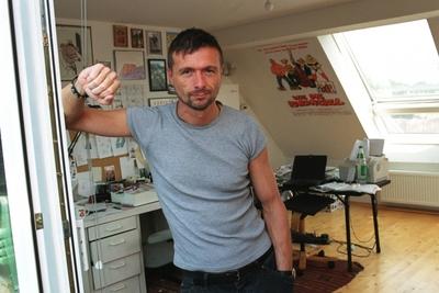 Bildnummer: 56927603  Datum: 05.09.2002  Copyright: imago/teutopressRalf K?nig (Cartoonist) in seinem K?lner Atelier 09/02 pp Mann geboren 1960 in Soest homosexuell schwul Comic-Zeichner Comiczeichner Zeichnungen Zeichnung Schwulencomics Schwulencomic schwule Comics Kultzeichner Kult K?nstler Kunst Cartoons Cartoon Autor B?cher Buch Comicbuch Comicb?cher Pretty Baby Beach Boys Konrad und Paul Lysistrata Sahneschnittchen Der bewegte Mann verfilmt Film basierend basiert auf seinen Comics neu Wie die Karnickel Kinofilm dunkelhaarig kurzhaarig Stoppelschnitt Bart Schn?uzer Kette Leder Lederkette Lederband leger T-Shirt Muscleshirt Jeans stehend angelehnt abst?tzend an Rahmen T?rrahmen Terrassent?r halb quer fragend l?chelnd eine Hand in der Hosentasche Homestory zuhause privat Fototermin Ralf K?nig am 05.09.2002 in K?ln (exklusiv) People x0x xkg 2002 quer  56927603 Date 05 09 2002 Copyright Imago  Ralf King Cartoonist in his Cologne Studio 09 02 PP Man born 1960 in Soest Gay gay Comic Signatories Comic book Drawings Drawing   Gays Comics Cult artist Cult Artists Art Cartoons Cartoon Author Books Book Comic book Comic books Pretty Baby Beach Boys Konrad and Paul Lysistrata Sahneschnittchen the Moved Man verfilmt Film based based on his Comics New like the Rabbits Movie dark haired short  Beard Schn?uzer Chain Leather  Leather band casual T Shirt Muscle shirt Jeans standing relationship abst?tzend to Frame Door frame Patio door half horizontal questioningly smiling a Hand in the Trouser pocket Home story home private Photo call Ralf King at 05 09 2002 in Cologne exclusive Celebrities x0x xkg 2002 horizontal-stock-foto