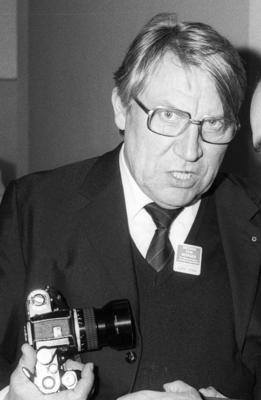Bildnummer: 60557107  Datum: 01.02.1985  Copyright: imago/teutopressJupp Darchinger (Fotograf) 02/85 vZ Josef Heinrich Jupp Darchinger im Februar 1985 Deutschland deutsch Deutscher Mann Bildjournalist Fotojournalist Bildjournalismus Fotojournalismus Pressefotograf german photoprapher hoch Portrait sprechend neutral Kamera Fotoapparat analog analoger sw People xdp x0x 1985 hoch  60557107 Date 01 02 1985 Copyright Imago  Jupp Darchinger Photographer 02 85 VZ Joseph Heinrich Jupp Darchinger in February 1985 Germany German German Man Photo journalist Photojournalist Photojournalism Photojournalism Press photographer German  vertical Portrait Spoken neutral Camera Camera Analog analogue black and white Celebrities XDP x0x 1985 vertical-stock-foto