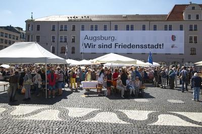Augsburg feiert das Friedensfest mit der Friedenstafel Dabei bringen Menschen verschiedenster Relig-stock-photo