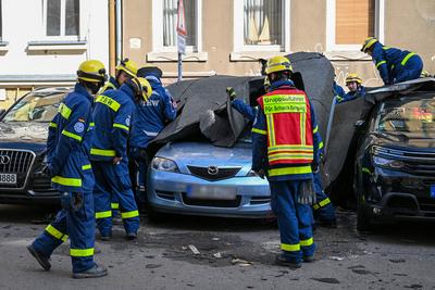 Leipzig - Unwetter sorgt f?r Sch?den: Gro?e Dachteile krachen auf mehrere Autos; Mann bel?stigt Einsatzkr?fte-stock-foto