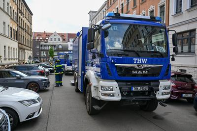 Leipzig - Unwetter sorgt f?r Sch?den: Gro?e Dachteile krachen auf mehrere Autos; Mann bel?stigt Einsatzkr?fte-stock-foto