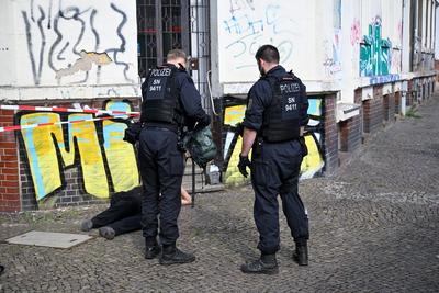 Leipzig - Unwetter sorgt f?r Sch?den: Gro?e Dachteile krachen auf mehrere Autos; Mann bel?stigt Einsatzkr?fte-stock-foto