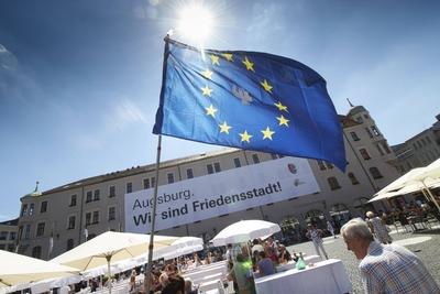Europaflagge mit Friedenstaube am Rathausplatz Das Hohe Friedensfest ist gesetzlicher Feiertag beg-stock-foto