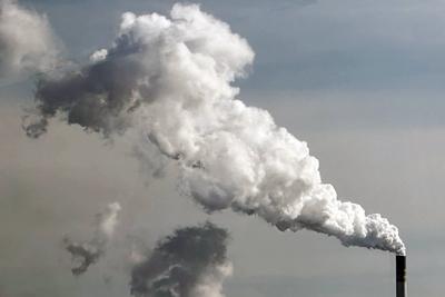 26.03.2024, Schkopau, Sachsen-Anhalt, GER - Rauchender Industrieschornstein. (Abgase, ableiten, Abwaerme, Alltag, Anschn-stock-foto