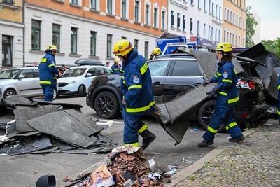 Leipzig - Unwetter sorgt f?r Sch?den: Gro?e Dachteile krachen auf mehrere Autos; Mann bel?stigt Einsatzkr?fte-stock-foto
