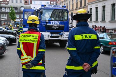 Leipzig - Unwetter sorgt f?r Sch?den: Gro?e Dachteile krachen auf mehrere Autos; Mann bel?stigt Einsatzkr?fte-stock-foto