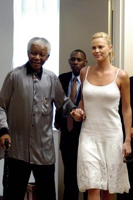 SOUTH AFRICA MANDELA CHARLISE THERON South African Oscar winner Charlize Theron burst into tears-stock-foto