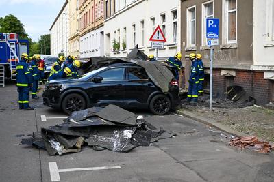 Leipzig - Unwetter sorgt f?r Sch?den: Gro?e Dachteile krachen auf mehrere Autos; Mann bel?stigt Einsatzkr?fte-stock-foto