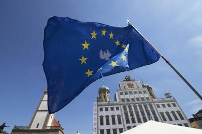 Europaflagge mit Friedenstaube am Rathausplatz Das Hohe Friedensfest ist gesetzlicher Feiertag beg-stock-foto