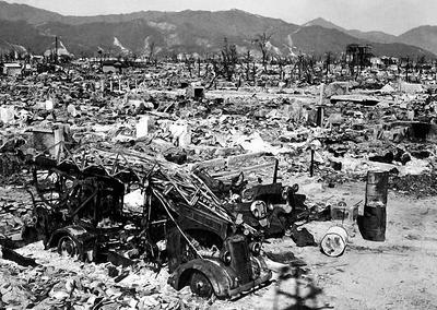 ATOMIC BOMB HIROSHIMA The Hiroshima Fire Department lost its only ladder truck when its West Side main fire station was-stock-foto