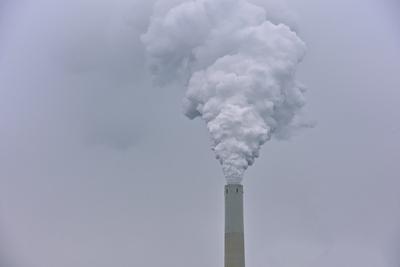 6.11.2024 Emissionen Symbol. Luftverschmutzung Schornstein des Gro?kraftwerks in Mannheim, hier wird Strom und Fernw?rme-stock-foto