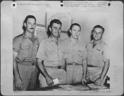 Hiroshima Atomic Bomb Crew (No. 5 Of Seven Pictures) Left To Right: Major Thomas W. Ferebee, Bombardier; Colonel Paul W.-stock-foto