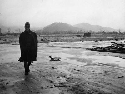 ATOMIC BOMB HIROSHIMA A Japanese soldier is walking through the wasteland of Hiroshima, which was destroyed by an atomi-stock-foto