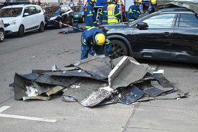 Leipzig - Unwetter sorgt f?r Sch?den: Gro?e Dachteile krachen auf mehrere Autos; Mann bel?stigt Einsatzkr?fte-stock-foto