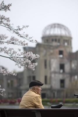 Hiroshima, Japan JPN, Japan, Honshu, Hiroshima, 29.03.2013 Besucher am Atomwaffen Dome in Gedenken f?r die Opfer des am-stock-foto