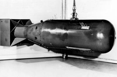 WW2: Nuclear weapon of the Little Boy type, the kind that was detonated over Hiroshima, Japan in 1945. It weighed just-stock-foto