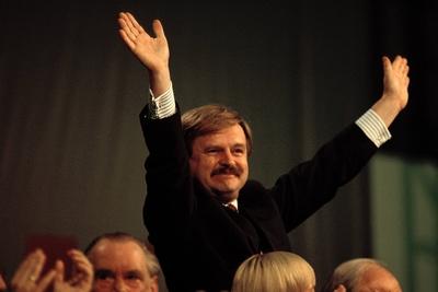 Bildnummer: 50025319  Datum: 15.09.1993  Copyright: imago/BergmannDirk Fischer - Landesvorsitzender der CDU Hamburg, Personen , optimistisch; Politiker, 1993, Landespolitik, Mitglied des Bundestages, MdB, Vorsitzender, Gestik, Siegerpose, Jubel, jubelnd; , quer, Kbdia, Pressetermin, Einzelbild, close, Bundespolitik, Politik, Deutschland, Berlin, People; Aufnahmedatum gesch?tzt-stock-foto