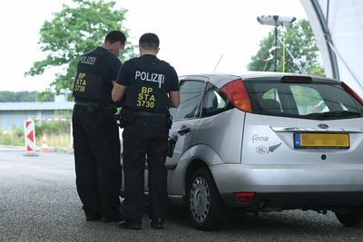 Grenzkontrollen an der deutsch-niederl?ndischen Grenze-stock-foto
