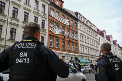 Leipzig - "Free Maja"-Protest im Leipziger Osten: Antifa-Aktivisten besetzen Haus - Polizei vor Ort-stock-foto