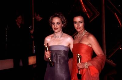 Bildnummer: 56895358  Datum: 01.06.1999  Copyright: imago/teutopressMaria Schrader (re.) mit Juliane K?hler (Deutscher Filmpreis 1999) 06/99 urb Frau TV Film Schauspiel Fernsehen Locken festlich seri?s Dekollete Kleid Abendkleid Schmuck Kette Halskette stehend haltend Troph?e Verleihung Berlin halb quer People B xcb x0x 1999 quer  56895358 Date 01 06 1999 Copyright Imago  Mary Schrader right with Juliane K?hler German Film Prize 1999 06 99 URB Woman TV Film Acting Television lure festive seriously Decollete Dress Evening dress Jewellery Chain Necklace standing holding Trophy award Ceremony Berlin half horizontal Celebrities B  x0x 1999 horizontal-stock-foto