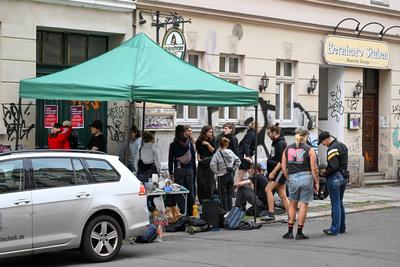 Leipzig - "Free Maja"-Protest im Leipziger Osten: Antifa-Aktivisten besetzen Haus - Polizei vor Ort-stock-foto