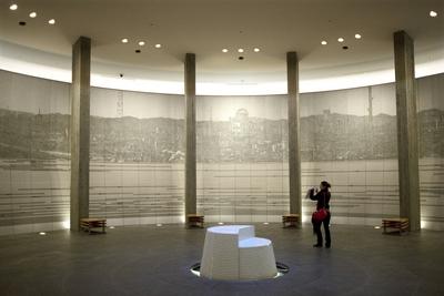 Hiroshima, Japan JPN, Japan, Honshu, Hiroshima, 28.03.2013 Besucher in der Halle Atomic Bomb Victims Hall in Gedenken f-stock-foto