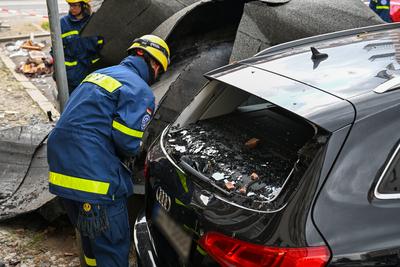 Leipzig - Unwetter sorgt f?r Sch?den: Gro?e Dachteile krachen auf mehrere Autos; Mann bel?stigt Einsatzkr?fte-stock-foto