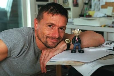 Bildnummer: 56927608  Datum: 05.09.2002  Copyright: imago/teutopressRalf K?nig (Cartoonist) mit einer seiner Comicfiguren 09/02 pp Mann geboren 1960 in Soest homosexuell schwul Comic-Zeichner Comiczeichner Zeichnungen Zeichnung Schwulencomics Schwulencomic schwule Comics Kultzeichner Kult K?nstler Kunst Cartoons Cartoon Autor B?cher Buch Comicbuch Comicb?cher Pretty Baby Beach Boys Konrad und Paul Lysistrata Sahneschnittchen Der bewegte Mann verfilmt Film basierend basiert auf seinen Comics neu Wie die Karnickel Kinofilm dunkelhaarig kurzhaarig Stoppelschnitt Bart Schn?uzer Kette Leder Lederkette Lederband leger T-Shirt Muscleshirt Jeans sitzend Zimmer Atelier halb quer l?chelnd aufst?tzend neben ihm Figur Comicfigur Plastik Plastikfigur Homestory zuhause privat Fototermin Ralf K?nig am 05.09.2002 in K?ln (exklusiv) People x0x xkg 2002 quer  56927608 Date 05 09 2002 Copyright Imago  Ralf King Cartoonist with a his Cartoon characters 09 02 PP Man born 1960 in Soest Gay gay Comic Signatories Comic book Drawings Drawing   Gays Comics Cult artist Cult Artists Art Cartoons Cartoon Author Books Book Comic book Comic books Pretty Baby Beach Boys Konrad and Paul Lysistrata Sahneschnittchen the Moved Man verfilmt Film based based on his Comics New like the Rabbits Movie dark haired short  Beard Schn?uzer Chain Leather  Leather band casual T Shirt Muscle shirt Jeans seated Room Studio half horizontal smiling aufst?tzend next to him Figure Comic figure Plastic Plastic figure Home story home private Photo call Ralf King at 05 09 2002 in Cologne exclusive Celebrities x0x xkg 2002 horizontal-stock-foto